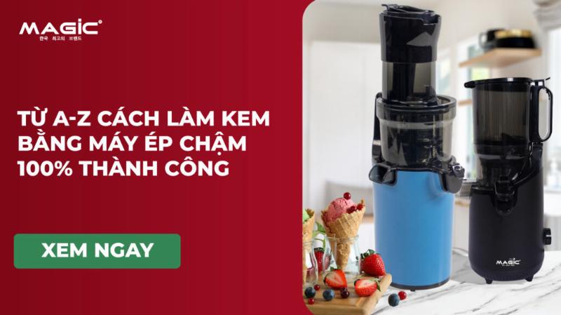Một bàn tay đang đặt các loại trái cây tươi (táo, chuối), hạt dinh dưỡng và một hộp cơm nhỏ gọn vào một chiếc túi du lịch. Minh họa việc chủ động chuẩn bị đồ ăn lành mạnh cho chuyến đi.